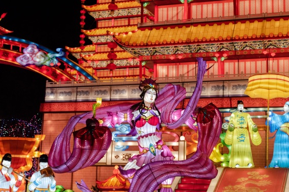 chinese new year woman-lights thomas-despeyroux-1208133-unsplash