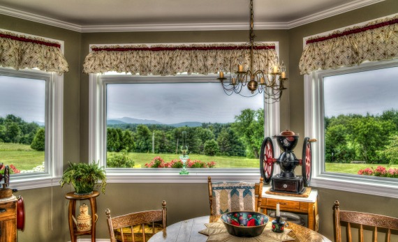 Country kitchen 3 windows_Mariamichelle_vermont-Pixabay