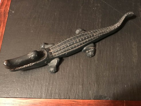Dans metal alligator