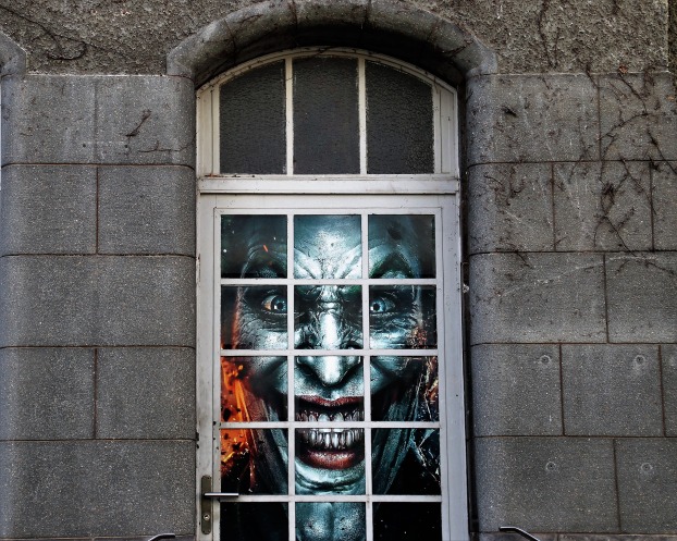 scary Joker face in window_Pasja Pixabay
