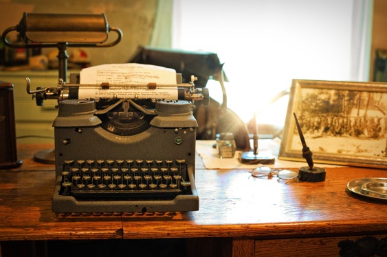 typewriter vintage office desk Jill Wellington Pixabay